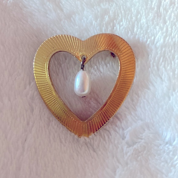 🩷VINTAGE OPEN RIBBED HEART BROOCH WITH TEARDROP FAUX PEARL - Picture 1 of 3